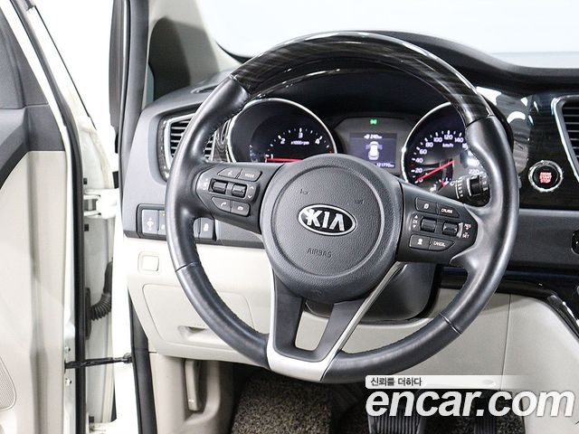 Kia Carnival 7-Seater Limousine VIP 2019 — фото 18