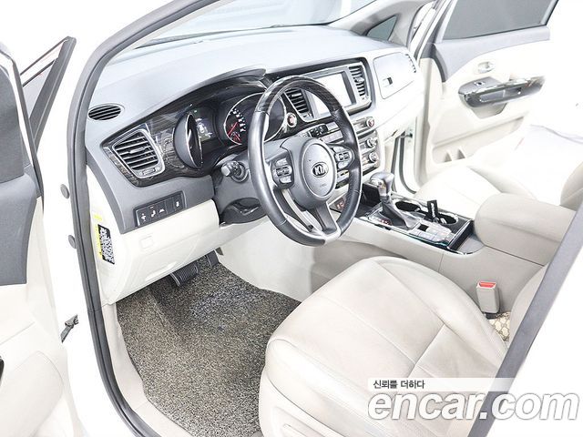 Kia Carnival 7-Seater Limousine VIP 2019 — фото 21