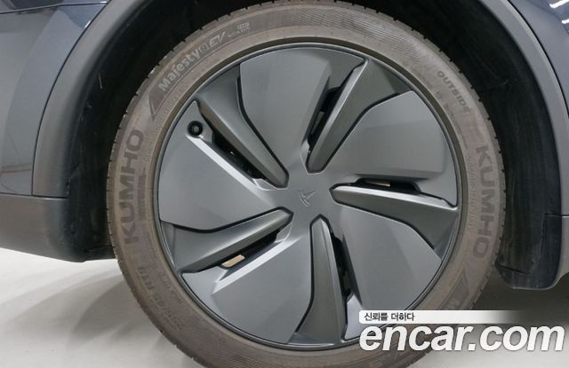Tesla Model Y Long Range AWD 2025 — фото 10