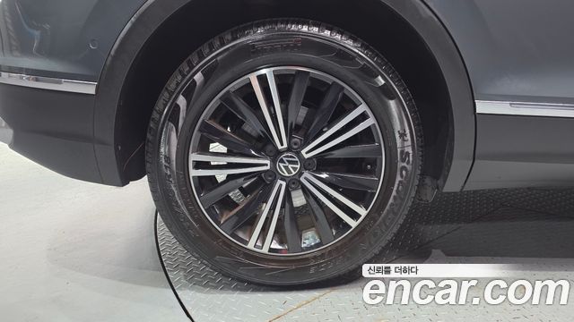 Volkswagen Tiguan (II) 2.0 TDI Premium 2023 — фото 5