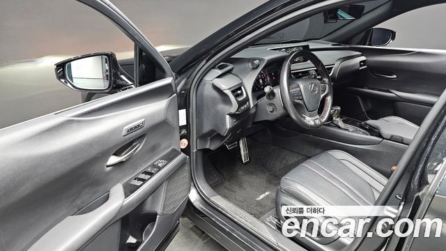 Lexus UX250h 2.0 F-Sport 2WD 2020 — фото 11