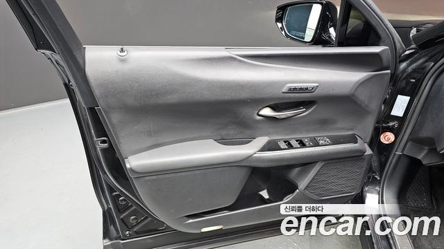 Lexus UX250h 2.0 F-Sport 2WD 2020 — фото 24