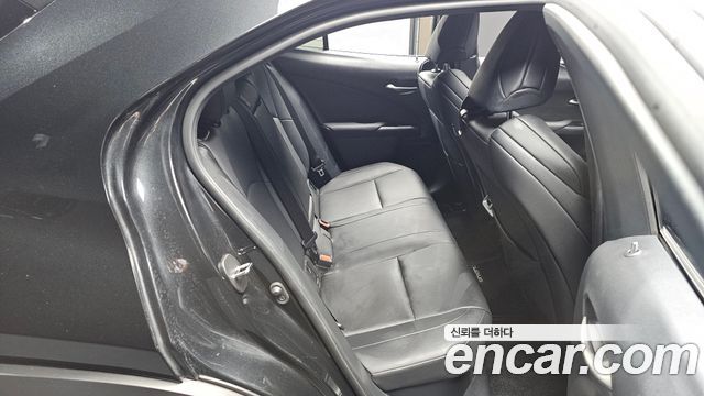 Lexus UX250h 2.0 F-Sport 2WD 2020 — фото 26