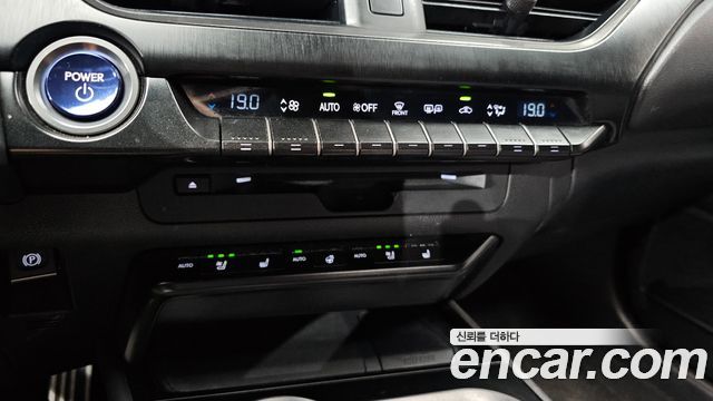 Lexus UX250h 2.0 F-Sport 2WD 2020 — фото 29