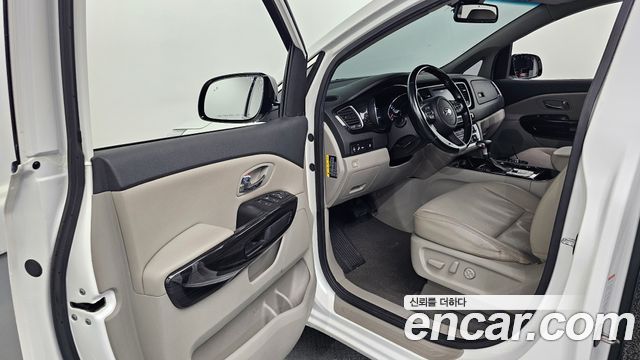 Kia Carnival 9-Seater Prstige 2019 — фото 10