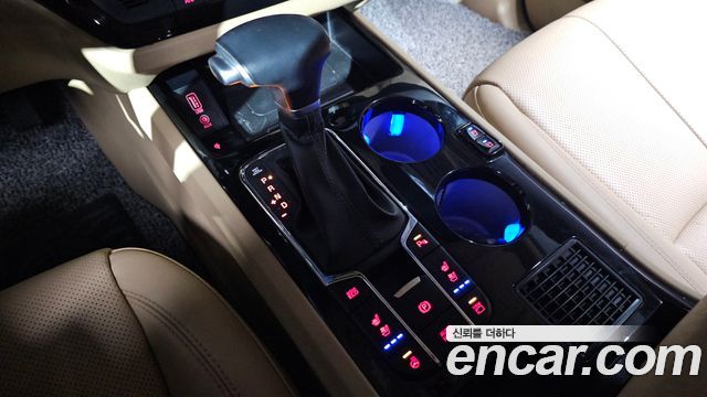 Kia Carnival 9-Seater Hi-Limousine Noblesse Special 2019 — фото 9