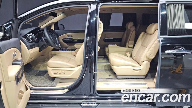 Kia Carnival 9-Seater Hi-Limousine Noblesse Special 2019 — фото 13