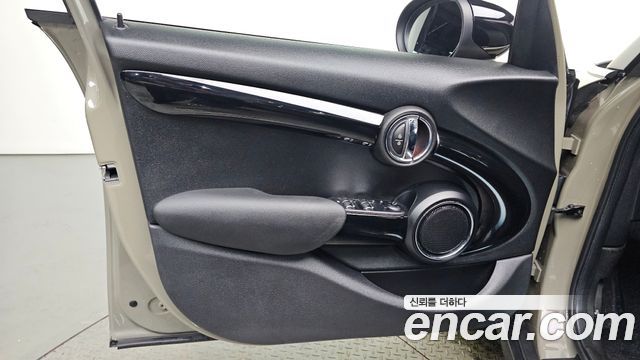 MINI Cooper 5Door HIGH 3rd 2020 — фото 30