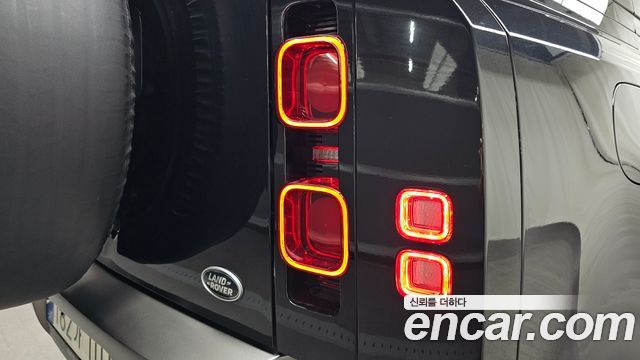Land Rover Defender (L663) 110 P300 X-Dynamic SE 2022 — фото 23