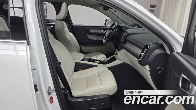 Volvo XC40 B4 Ultimate Bright 2024 — фото 11