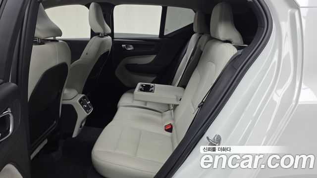 Volvo XC40 B4 Ultimate Bright 2024 — фото 12