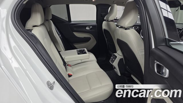 Volvo XC40 B4 Ultimate Bright 2024 — фото 26