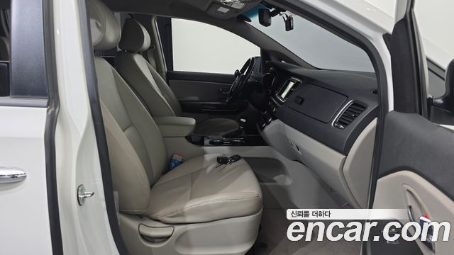 Kia Carnival 9-Seater Luxury 2020 — фото 11