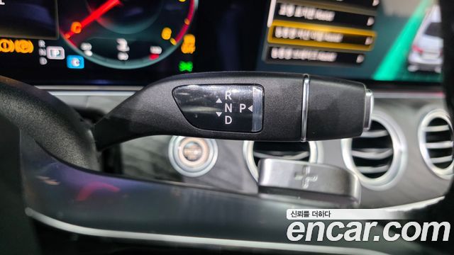 Mercedes-Benz E-Class (W213) E220d 4MATIC AMG Line 2022 — фото 9