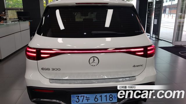 Mercedes-Benz EQB (X243) EQB300 4MATIC AMG Line 2025 — фото 4