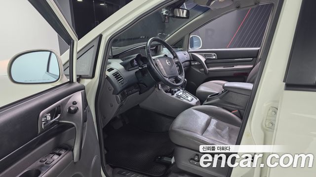 KG Mobility (SsangYong) Korando Turismo 2WD GT 11-seater 2014 — фото 10