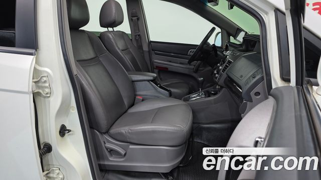 KG Mobility (SsangYong) Korando Turismo 2WD GT 11-seater 2014 — фото 11