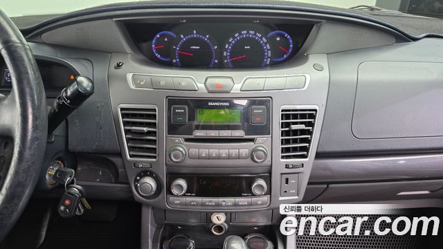 KG Mobility (SsangYong) Korando Turismo 2WD GT 11-seater 2014 — фото 14
