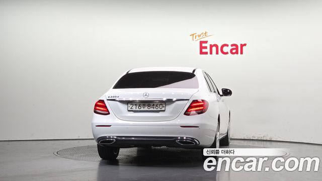 Mercedes-Benz E-Class (W213) E220d Avantgarde 2018 — фото 4