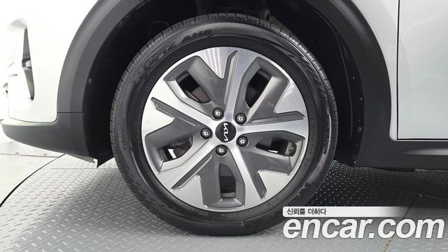 Kia Niro Plus Air 2023 — фото 5