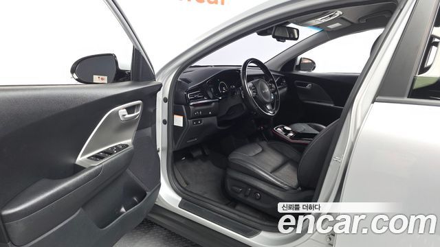 Kia Niro Plus Air 2023 — фото 10