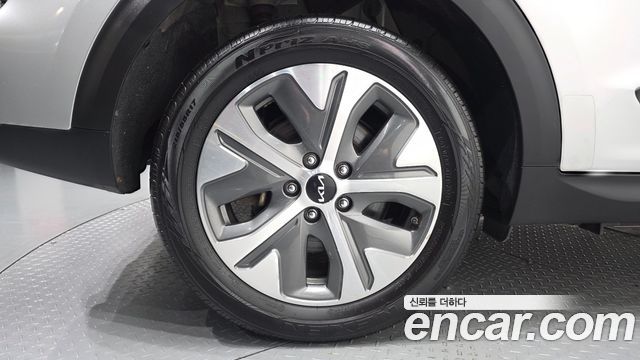 Kia Niro Plus Air 2023 — фото 27