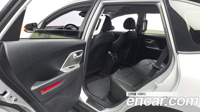 Kia Niro Plus Air 2023 — фото 32