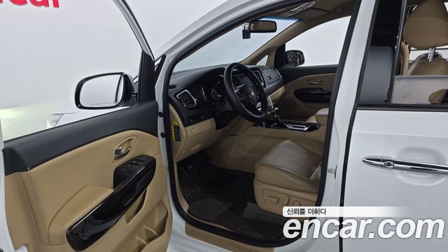 Kia Carnival 9-Seater Prstige 2019 — фото 10