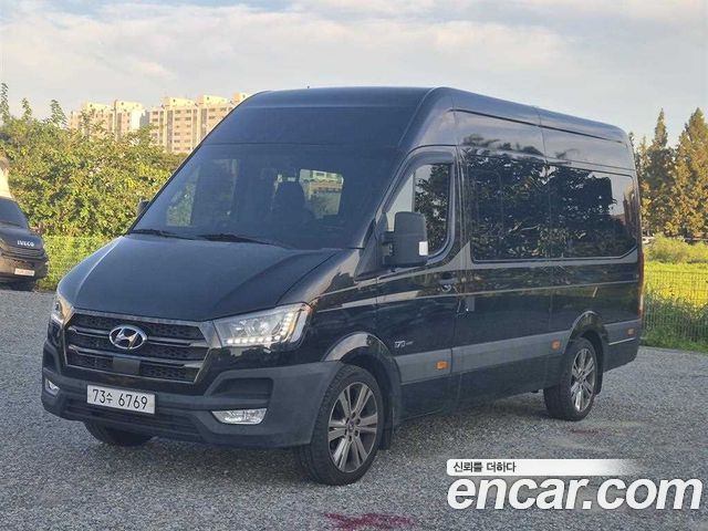 Hyundai Solati 16-seater Luxury