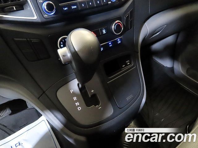 Hyundai Grand Starex Van 3-Seater Style 2019 — фото 16