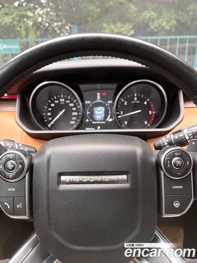 Land Rover Discovery 5 3.0 TD6 HSE Luxury 2017 — фото 6