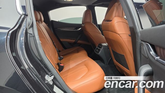 Maserati Ghibli 3.0 GranSport 3rd 2019 — фото 11