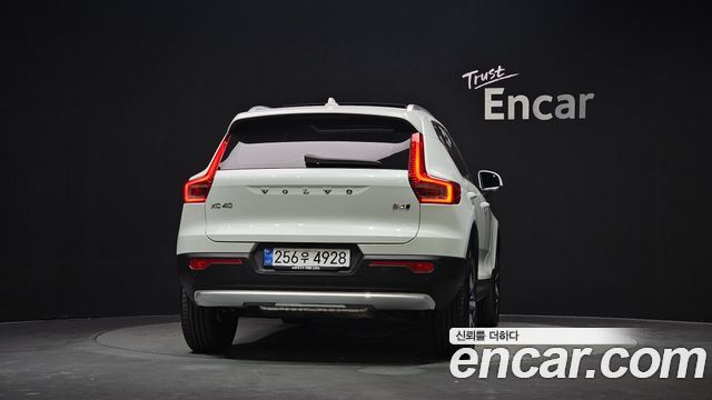 Volvo XC40 B4 Ultra Bright 2025 — фото 4