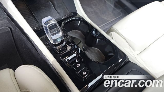 Volvo XC40 B4 Ultra Bright 2025 — фото 9