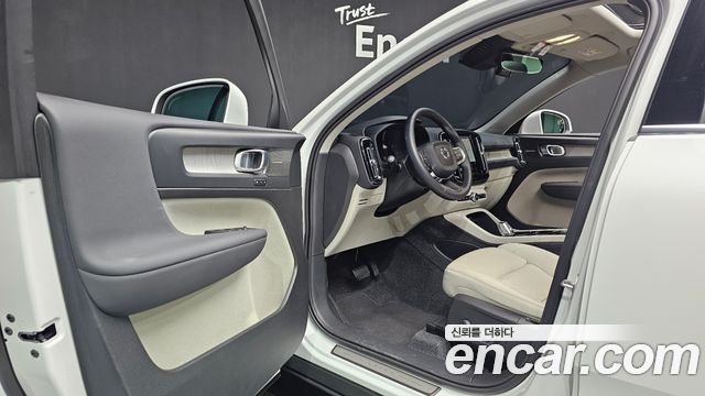 Volvo XC40 B4 Ultra Bright 2025 — фото 10