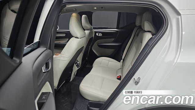 Volvo XC40 B4 Ultra Bright 2025 — фото 12