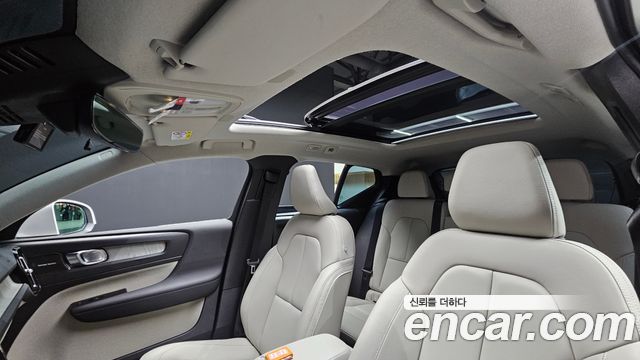 Volvo XC40 B4 Ultra Bright 2025 — фото 13