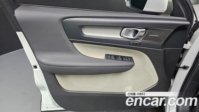 Volvo XC40 B4 Ultra Bright 2025 — фото 24