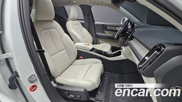 Volvo XC40 B4 Ultra Bright 2025 — фото 26