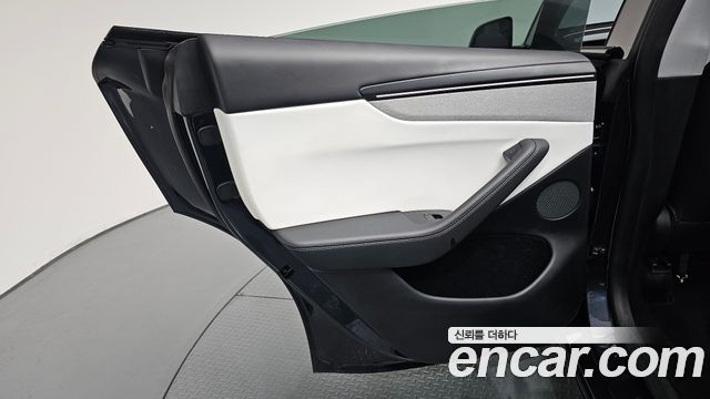 Tesla Model Y RWD 2025 — фото 25