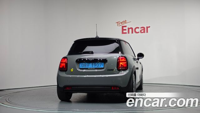 MINI Cooper Electric SE Electric 3rd 2022 — фото 4