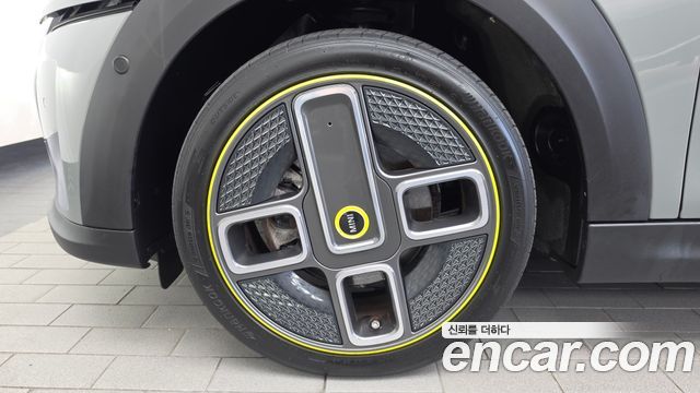 MINI Cooper Electric SE Electric 3rd 2022 — фото 5