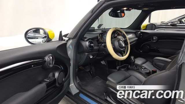 MINI Cooper Electric SE Electric 3rd 2022 — фото 10