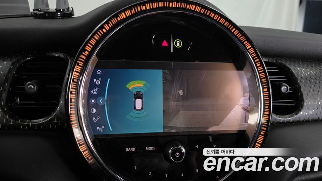 MINI Cooper Electric SE Electric 3rd 2022 — фото 15