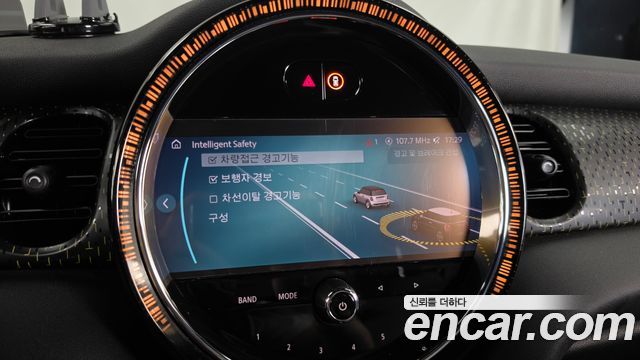 MINI Cooper Electric SE Electric 3rd 2022 — фото 16