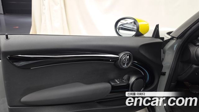 MINI Cooper Electric SE Electric 3rd 2022 — фото 24