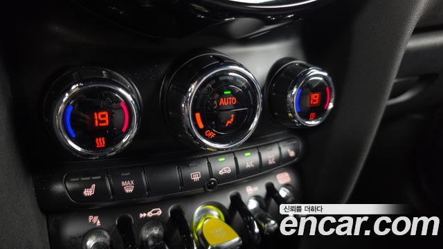 MINI Cooper Electric SE Electric 3rd 2022 — фото 30