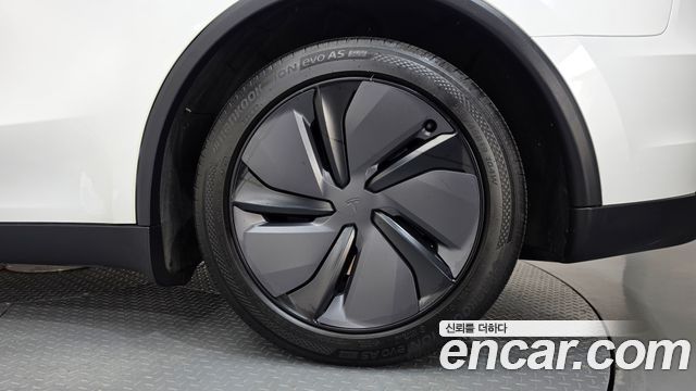 Tesla Model Y Long Range AWD 2025 — фото 21
