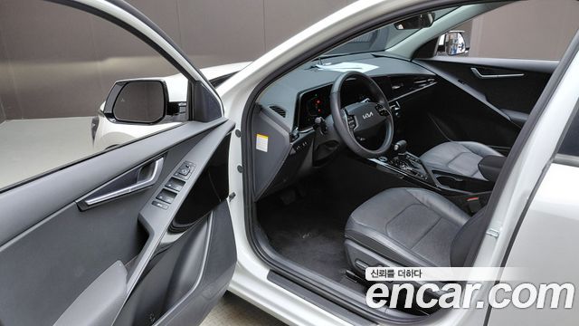 Kia Niro Prestige 2023 — фото 10