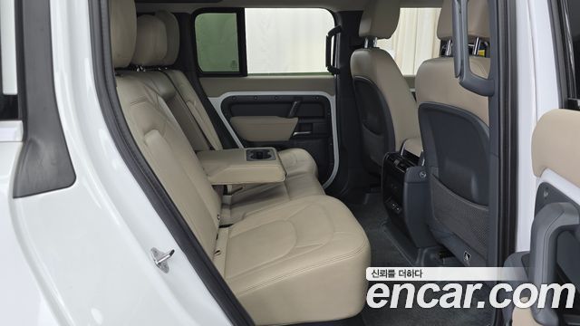 Land Rover Defender (L663) 110 D250 SE 2023 — фото 11